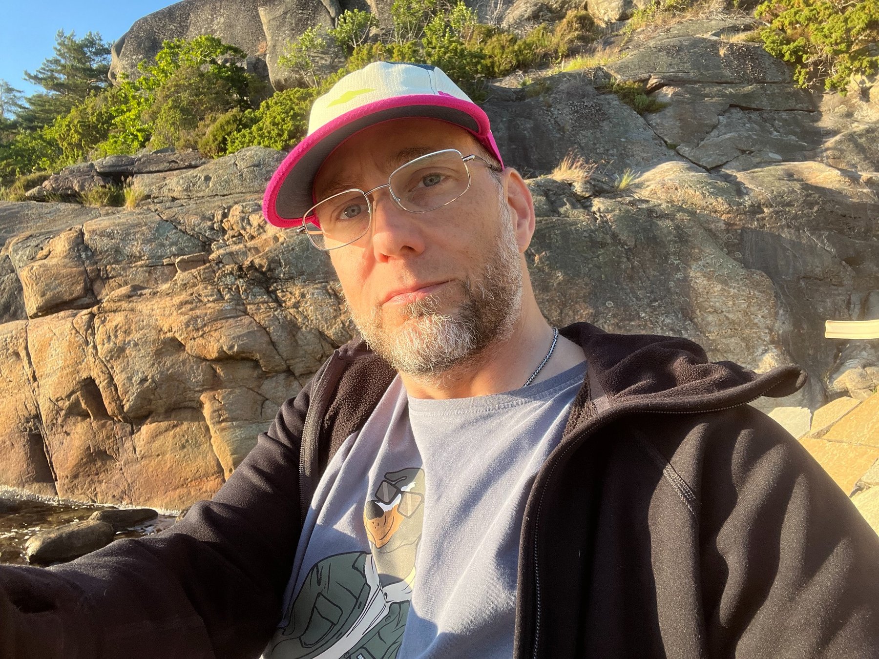 Max Franklin vid klipporna vid havet